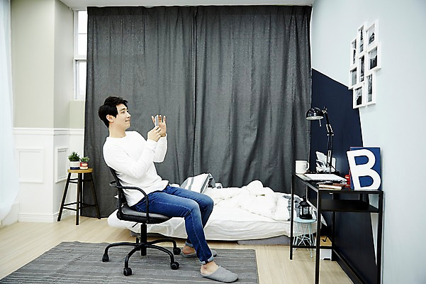 포토 JPG 전신 남자 맨라이프 휴식 실내 한명 들기 앉기 20대 성인 옆모습 스마트폰 사진촬영 방 한국인 자취 남자만 성인남자한명만 국내포토 1 라이프스타일 뷰포인트 컨셉 모션 사람 동양인 청년 내부 핸드폰 스마트기기 촬영 남자한명만 성인남자만 파일형식