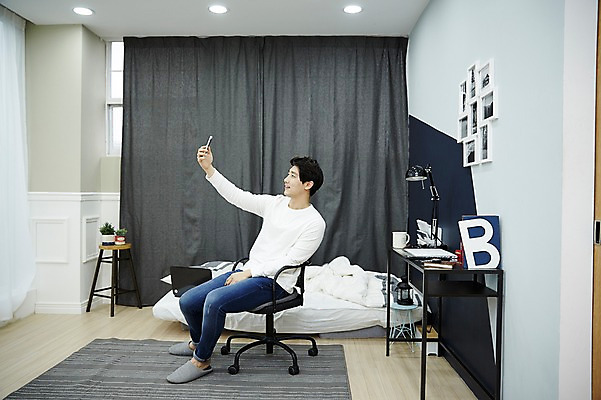 포토 JPG 전신 남자 맨라이프 휴식 실내 한명 들기 앉기 20대 성인 옆모습 스마트폰 방 한국인 셀프카메라 자취 남자만 성인남자한명만 국내포토 1 라이프스타일 뷰포인트 컨셉 모션 사람 동양인 청년 내부 핸드폰 스마트기기 사진촬영 남자한명만 성인남자만 파일형식
