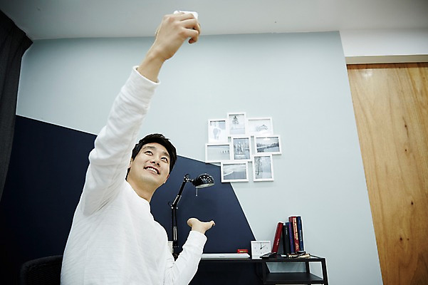 포토 JPG 남자 맨라이프 휴식 실내 한명 미소 들기 앉기 손짓 상반신 20대 성인 앞모습 스마트폰 방 한국인 셀프카메라 자취 남자만 성인남자한명만 국내포토 1 라이프스타일 뷰포인트 컨셉 모션 표정 사람 동양인 청년 내부 핸드폰 스마트기기 사진촬영 남자한명만 성인남자만 파일형식