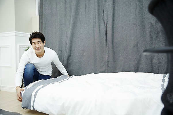 포토 JPG 남자 맨라이프 휴식 실내 한명 미소 상반신 20대 성인 앞모습 방 한국인 침대 정리 시트 자취 남자만 성인남자한명만 국내포토 1 라이프스타일 뷰포인트 가구 컨셉 표정 사람 동양인 청년 내부 남자한명만 성인남자만 파일형식