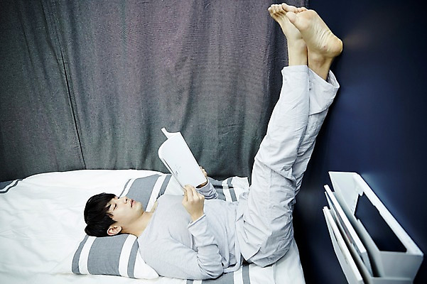 포토 JPG 전신 남자 여유 맨라이프 휴식 실내 한명 들기 20대 성인 옆모습 책 눕기 독서 방 한국인 침대 자취 남자만 성인남자한명만 국내포토 1 라이프스타일 감정 뷰포인트 가구 컨셉 모션 사람 동양인 청년 내부 남자한명만 성인남자만 파일형식