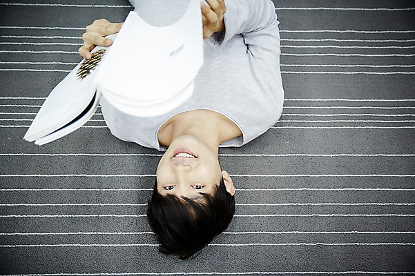 포토 JPG 남자 여유 맨라이프 휴식 실내 한명 미소 들기 상반신 20대 성인 앞모습 책 눕기 독서 방 한국인 자취 남자만 성인남자한명만 국내포토 1 라이프스타일 감정 뷰포인트 컨셉 모션 표정 사람 동양인 청년 내부 남자한명만 성인남자만 파일형식