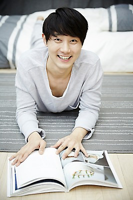 포토 JPG 남자 여유 엎드리기 맨라이프 휴식 실내 한명 미소 상반신 20대 성인 앞모습 책 방 한국인 잡지 읽기 자취 남자만 성인남자한명만 국내포토 1 라이프스타일 감정 뷰포인트 컨셉 모션 표정 사람 동양인 청년 내부 간행물 남자한명만 성인남자만 파일형식