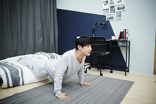 포토 JPG 전신 남자 엎드리기 맨라이프 휴식 실내 한명 20대 성인 옆모습 운동 방 한국인 침대 팔굽혀펴기 자취 남자만 성인남자한명만 맨몸운동 국내포토 1 라이프스타일 뷰포인트 가구 컨셉 모션 건강 사람 동양인 청년 내부 남자한명만 성인남자만 파일형식