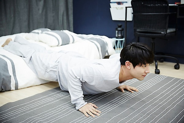 포토 JPG 전신 남자 엎드리기 맨라이프 휴식 실내 한명 20대 성인 옆모습 운동 방 한국인 침대 팔굽혀펴기 자취 남자만 성인남자한명만 맨몸운동 국내포토 1 라이프스타일 뷰포인트 가구 컨셉 모션 건강 사람 동양인 청년 내부 남자한명만 성인남자만 파일형식