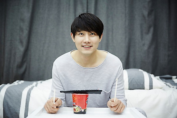 포토 JPG 남자 맨라이프 휴식 실내 한명 들기 앉기 상반신 20대 성인 앞모습 방 한국인 기다림 리모컨 자취 컵라면 남자만 성인남자한명만 국내포토 1 라이프스타일 뷰포인트 컨셉 모션 사람 동양인 청년 내부 라면 남자한명만 성인남자만 파일형식