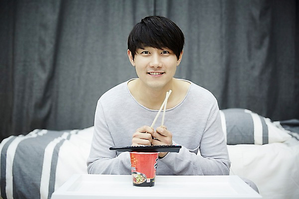 포토 JPG 남자 맨라이프 젓가락 휴식 실내 한명 미소 들기 앉기 상반신 20대 성인 앞모습 방 한국인 기다림 리모컨 자취 컵라면 남자만 성인남자한명만 국내포토 1 라이프스타일 뷰포인트 컨셉 모션 수저 표정 사람 동양인 청년 내부 라면 남자한명만 성인남자만 파일형식