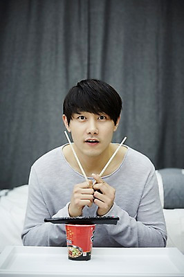 포토 JPG 남자 맨라이프 젓가락 휴식 실내 한명 들기 앉기 상반신 20대 성인 앞모습 방 한국인 기다림 리모컨 자취 컵라면 남자만 성인남자한명만 국내포토 1 라이프스타일 뷰포인트 컨셉 모션 수저 사람 동양인 청년 내부 라면 남자한명만 성인남자만 파일형식