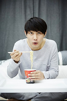 포토 JPG 남자 맨라이프 휴식 실내 한명 들기 앉기 상반신 20대 성인 앞모습 방 한국인 자취 컵라면 남자만 성인남자한명만 국내포토 1 라이프스타일 뷰포인트 컨셉 모션 사람 동양인 청년 내부 라면 남자한명만 성인남자만 파일형식