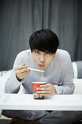 포토 JPG 남자 맨라이프 젓가락 휴식 실내 한명 들기 앉기 상반신 20대 성인 앞모습 방 한국인 먹기 자취 컵라면 남자만 성인남자한명만 국내포토 1 라이프스타일 뷰포인트 컨셉 모션 수저 사람 동양인 청년 내부 라면 남자한명만 성인남자만 파일형식