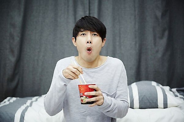 포토 JPG 남자 맨라이프 젓가락 휴식 실내 한명 들기 앉기 상반신 20대 성인 앞모습 방 한국인 먹기 자취 컵라면 남자만 성인남자한명만 국내포토 1 라이프스타일 뷰포인트 컨셉 모션 수저 사람 동양인 청년 내부 라면 남자한명만 성인남자만 파일형식