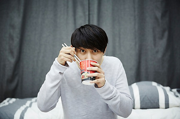 포토 JPG 남자 맨라이프 젓가락 휴식 실내 한명 들기 앉기 상반신 20대 성인 앞모습 방 한국인 먹기 자취 컵라면 남자만 성인남자한명만 국내포토 1 라이프스타일 뷰포인트 컨셉 모션 수저 사람 동양인 청년 내부 라면 남자한명만 성인남자만 파일형식