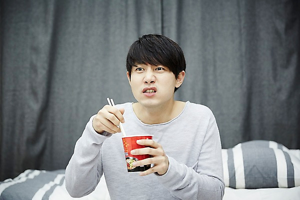 포토 JPG 남자 맨라이프 젓가락 휴식 실내 한명 들기 앉기 상반신 20대 성인 앞모습 방 한국인 먹기 자취 컵라면 남자만 성인남자한명만 국내포토 1 라이프스타일 뷰포인트 컨셉 모션 수저 사람 동양인 청년 내부 라면 남자한명만 성인남자만 파일형식