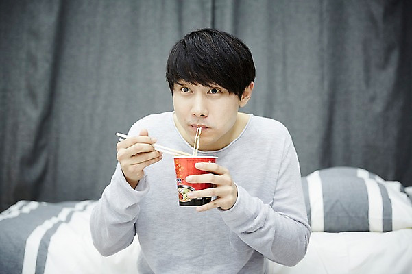포토 JPG 남자 맨라이프 젓가락 휴식 실내 한명 들기 앉기 상반신 20대 성인 앞모습 방 한국인 먹기 자취 컵라면 남자만 성인남자한명만 국내포토 1 라이프스타일 뷰포인트 컨셉 모션 수저 사람 동양인 청년 내부 라면 남자한명만 성인남자만 파일형식