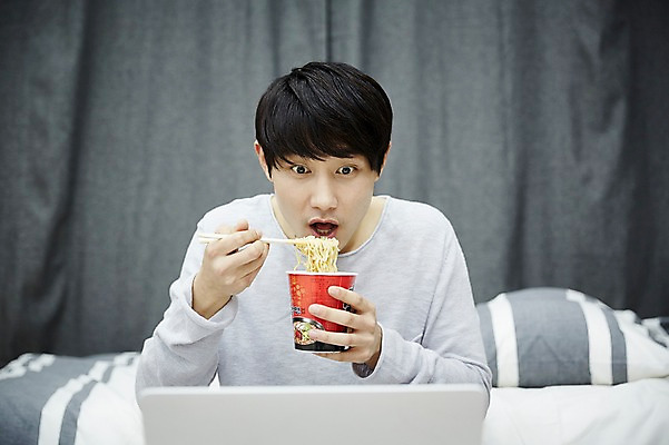 포토 JPG 남자 맨라이프 젓가락 휴식 실내 한명 들기 앉기 상반신 20대 성인 앞모습 노트북 방 한국인 먹기 안식처 자취 컵라면 남자만 성인남자한명만 국내포토 1 라이프스타일 뷰포인트 컨셉 모션 수저 사람 동양인 청년 내부 전자제품 라면 남자한명만 성인남자만 파일형식