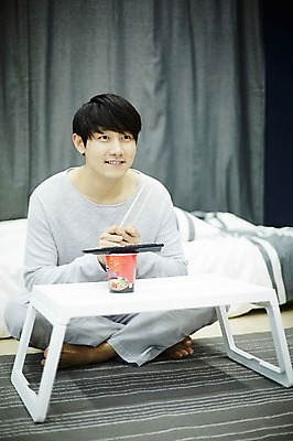 포토 JPG 전신 남자 맨라이프 젓가락 휴식 실내 한명 앉기 20대 성인 앞모습 방 한국인 기다림 리모컨 자취 남자만 성인남자한명만 국내포토 1 라이프스타일 뷰포인트 컨셉 모션 수저 사람 동양인 청년 내부 남자한명만 성인남자만 파일형식