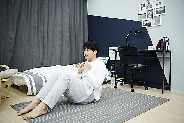 포토 JPG 전신 남자 여유 맨라이프 휴식 실내 한명 앉기 20대 성인 앞모습 방 한국인 자취 남자만 성인남자한명만 국내포토 1 라이프스타일 감정 뷰포인트 컨셉 모션 사람 동양인 청년 내부 남자한명만 성인남자만 파일형식