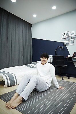 포토 JPG 전신 남자 여유 맨라이프 휴식 실내 한명 앉기 20대 성인 앞모습 방 한국인 자취 남자만 성인남자한명만 국내포토 1 라이프스타일 감정 뷰포인트 컨셉 모션 사람 동양인 청년 내부 남자한명만 성인남자만 파일형식