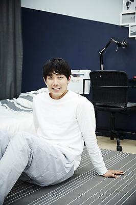 포토 JPG 남자 맨라이프 휴식 실내 한명 미소 앉기 상반신 20대 성인 앞모습 방 한국인 자취 남자만 성인남자한명만 국내포토 1 라이프스타일 뷰포인트 컨셉 모션 표정 사람 동양인 청년 내부 남자한명만 성인남자만 파일형식