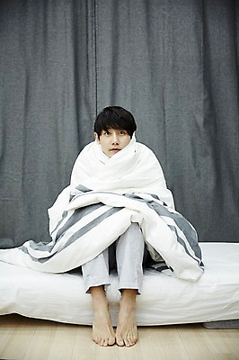 포토 JPG 전신 남자 맨라이프 휴식 실내 한명 앉기 20대 성인 앞모습 이불 방 한국인 침대 뒤집어쓰기 자취 남자만 성인남자한명만 국내포토 1 라이프스타일 뷰포인트 가구 컨셉 침구 모션 사람 동양인 청년 내부 남자한명만 성인남자만 파일형식