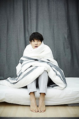 포토 JPG 전신 남자 맨라이프 휴식 실내 한명 앉기 20대 성인 앞모습 이불 방 한국인 침대 뒤집어쓰기 자취 남자만 성인남자한명만 국내포토 1 라이프스타일 뷰포인트 가구 컨셉 침구 모션 사람 동양인 청년 내부 남자한명만 성인남자만 파일형식