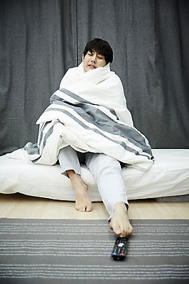 포토 JPG 전신 남자 맨라이프 휴식 실내 한명 앉기 20대 성인 앞모습 이불 방 한국인 침대 잡기 리모컨 뒤집어쓰기 자취 남자만 성인남자한명만 국내포토 1 라이프스타일 뷰포인트 가구 컨셉 침구 모션 사람 동양인 청년 내부 남자한명만 성인남자만 파일형식