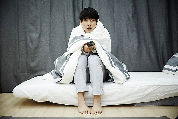 포토 JPG 전신 남자 맨라이프 휴식 실내 한명 들기 앉기 20대 성인 앞모습 이불 방 한국인 침대 리모컨 뒤집어쓰기 자취 남자만 성인남자한명만 국내포토 1 라이프스타일 뷰포인트 가구 컨셉 침구 모션 사람 동양인 청년 내부 남자한명만 성인남자만 파일형식