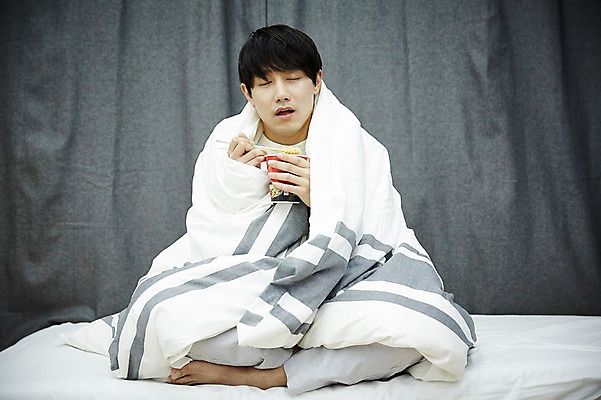 포토 JPG 전신 남자 맨라이프 휴식 실내 한명 들기 앉기 20대 성인 앞모습 이불 방 한국인 침대 뒤집어쓰기 자취 컵라면 남자만 성인남자한명만 국내포토 1 라이프스타일 뷰포인트 가구 컨셉 침구 모션 사람 동양인 청년 내부 라면 남자한명만 성인남자만 파일형식