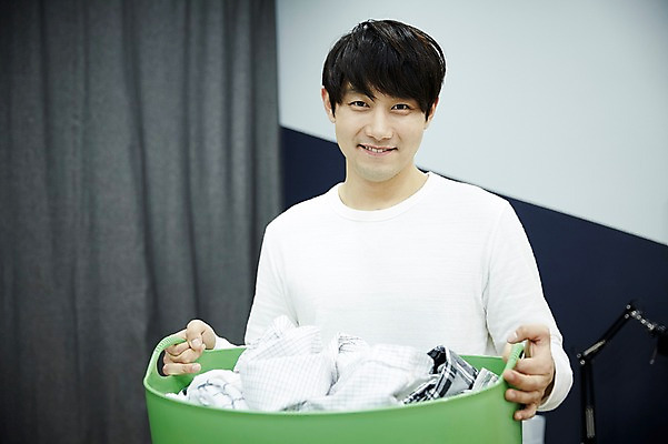 포토 JPG 남자 맨라이프 휴식 실내 한명 미소 들기 상반신 20대 성인 앞모습 방 한국인 빨래바구니 자취 남자만 성인남자한명만 국내포토 1 라이프스타일 뷰포인트 컨셉 모션 표정 사람 동양인 청년 내부 바구니 빨래 남자한명만 성인남자만 파일형식
