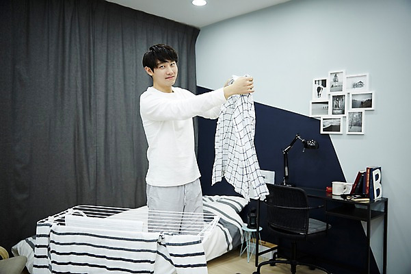 포토 JPG 남자 맨라이프 휴식 실내 한명 서기 미소 들기 상반신 20대 성인 옆모습 방 한국인 빨래 빨래널기 자취 남자만 성인남자한명만 국내포토 1 라이프스타일 뷰포인트 컨셉 가사 모션 표정 사람 동양인 청년 내부 남자한명만 성인남자만 파일형식