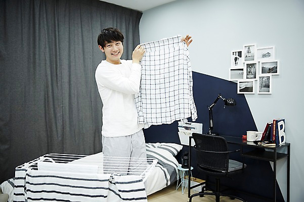포토 JPG 남자 맨라이프 휴식 실내 한명 서기 미소 들기 상반신 20대 성인 옆모습 방 한국인 빨래 빨래널기 자취 남자만 성인남자한명만 국내포토 1 라이프스타일 뷰포인트 컨셉 가사 모션 표정 사람 동양인 청년 내부 남자한명만 성인남자만 파일형식