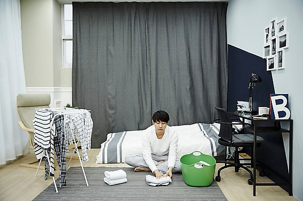포토 JPG 전신 남자 맨라이프 휴식 실내 한명 앉기 20대 성인 앞모습 방 한국인 침대 빨래개기 빨래건조대 빨래바구니 자취 남자만 성인남자한명만 국내포토 1 라이프스타일 뷰포인트 가구 컨셉 모션 사람 동양인 청년 내부 바구니 빨래 빨래대 남자한명만 성인남자만 파일형식