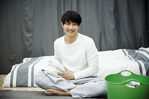 포토 JPG 전신 남자 맨라이프 휴식 실내 한명 미소 앉기 20대 성인 앞모습 방 한국인 침대 빨래바구니 자취 남자만 성인남자한명만 국내포토 1 라이프스타일 뷰포인트 가구 컨셉 모션 표정 사람 동양인 청년 내부 바구니 빨래 남자한명만 성인남자만 파일형식