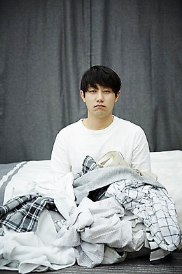 포토 JPG 전신 남자 맨라이프 휴식 실내 한명 앉기 20대 성인 앞모습 방 한국인 빨랫감 시무룩 자취 남자만 성인남자한명만 국내포토 1 라이프스타일 뷰포인트 컨셉 모션 표정 사람 동양인 청년 내부 빨래 남자한명만 성인남자만 파일형식
