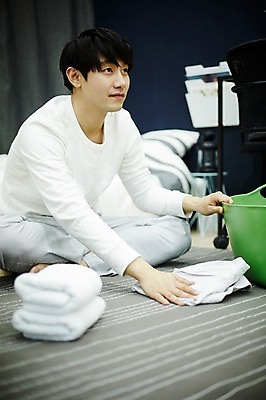 포토 JPG 전신 남자 맨라이프 휴식 실내 한명 앉기 20대 성인 앞모습 방 한국인 빨래개기 자취 남자만 성인남자한명만 국내포토 1 라이프스타일 뷰포인트 컨셉 모션 사람 동양인 청년 내부 남자한명만 성인남자만 파일형식