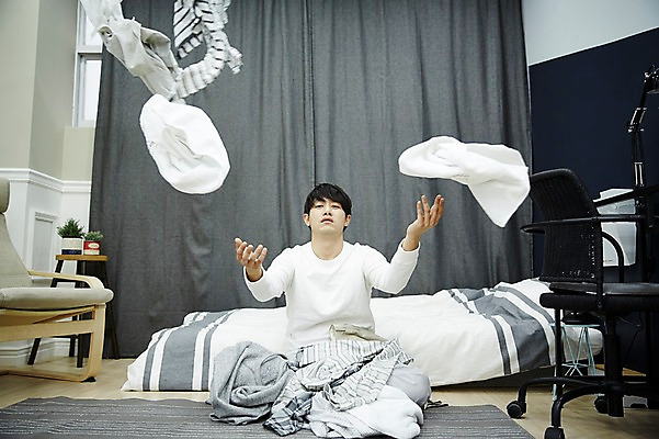 포토 JPG 전신 남자 맨라이프 실내 한명 앉기 20대 성인 앞모습 방 한국인 짜증 던지기 빨랫감 자취 남자만 성인남자한명만 국내포토 1 라이프스타일 감정 뷰포인트 모션 사람 동양인 청년 내부 빨래 남자한명만 성인남자만 파일형식