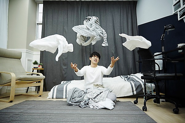 포토 JPG 전신 남자 맨라이프 실내 한명 앉기 20대 성인 앞모습 방 한국인 짜증 던지기 빨랫감 자취 남자만 성인남자한명만 국내포토 1 라이프스타일 감정 뷰포인트 모션 사람 동양인 청년 내부 빨래 남자한명만 성인남자만 파일형식