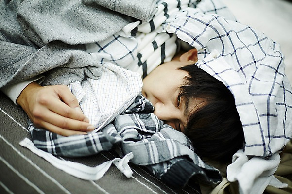 포토 JPG 남자 맨라이프 휴식 실내 한명 상반신 20대 성인 앞모습 눕기 방 한국인 뒤집어쓰기 빨랫감 자취 남자만 성인남자한명만 국내포토 1 라이프스타일 뷰포인트 컨셉 모션 사람 동양인 청년 내부 빨래 남자한명만 성인남자만 파일형식