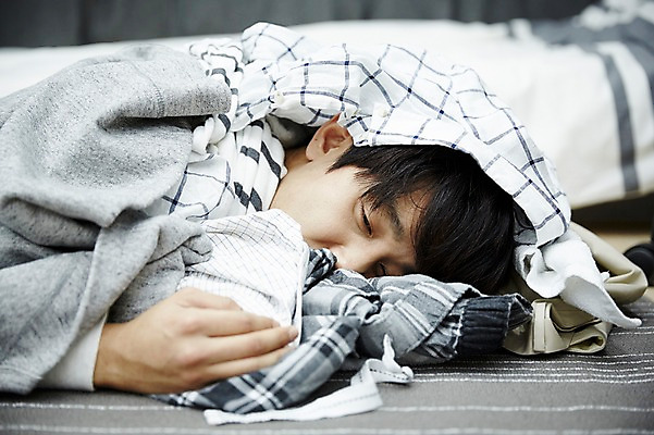 포토 JPG 남자 맨라이프 휴식 실내 한명 상반신 20대 성인 앞모습 눕기 방 한국인 뒤집어쓰기 빨랫감 자취 남자만 성인남자한명만 국내포토 1 라이프스타일 뷰포인트 컨셉 모션 사람 동양인 청년 내부 빨래 남자한명만 성인남자만 파일형식