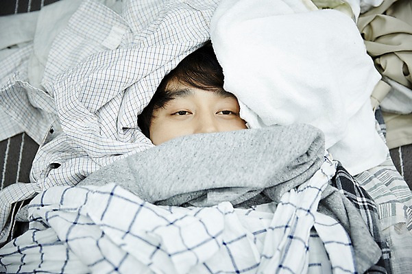 포토 JPG 남자 맨라이프 휴식 실내 한명 상반신 20대 성인 앞모습 눕기 방 한국인 뒤집어쓰기 빨랫감 자취 남자만 성인남자한명만 국내포토 1 라이프스타일 뷰포인트 컨셉 모션 사람 동양인 청년 내부 빨래 남자한명만 성인남자만 파일형식