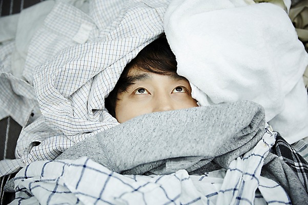 포토 JPG 남자 맨라이프 휴식 실내 한명 상반신 20대 성인 앞모습 눕기 방 한국인 뒤집어쓰기 빨랫감 자취 남자만 성인남자한명만 국내포토 1 라이프스타일 뷰포인트 컨셉 모션 사람 동양인 청년 내부 빨래 남자한명만 성인남자만 파일형식