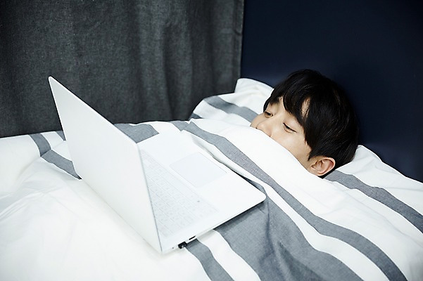 포토 JPG 응시 남자 맨라이프 휴식 실내 한명 상반신 20대 성인 노트북 눕기 방 한국인 침대 자취 남자만 성인남자한명만 국내포토 1 라이프스타일 시선 가구 컨셉 모션 사람 동양인 청년 내부 전자제품 남자한명만 성인남자만 파일형식