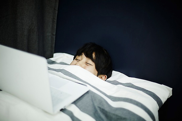 포토 JPG 응시 남자 맨라이프 휴식 실내 한명 상반신 20대 성인 노트북 눕기 방 한국인 침대 자취 남자만 성인남자한명만 국내포토 1 라이프스타일 시선 가구 컨셉 모션 사람 동양인 청년 내부 전자제품 남자한명만 성인남자만 파일형식