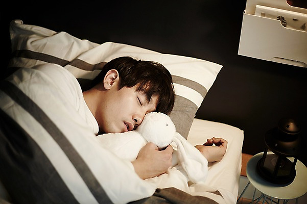 포토 JPG 남자 인형 맨라이프 안기 휴식 실내 한명 상반신 20대 성인 옆모습 눕기 눈감음 방 한국인 침대 잠 자취 남자만 성인남자한명만 국내포토 1 라이프스타일 뷰포인트 가구 컨셉 모션 사람 동양인 청년 내부 남자한명만 성인남자만 파일형식