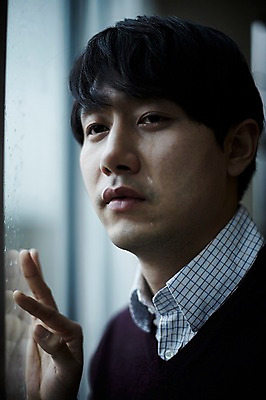 포토 JPG 남자 맨라이프 실내 한명 서기 상반신 20대 성인 옆모습 한국인 슬픔 고독 창가 눈물 남자만 성인남자한명만 국내포토 1 라이프스타일 감정 뷰포인트 창문 모션 사람 동양인 청년 내부 남자한명만 성인남자만 파일형식