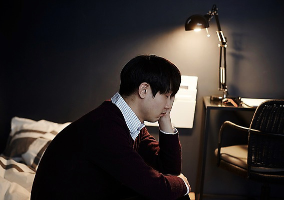 포토 JPG 남자 맨라이프 실내 한명 앉기 상반신 20대 성인 옆모습 한국인 고독 남자만 성인남자한명만 국내포토 1 라이프스타일 감정 뷰포인트 모션 사람 동양인 청년 내부 남자한명만 성인남자만 파일형식