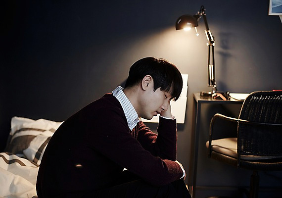 포토 JPG 남자 맨라이프 실내 한명 앉기 상반신 20대 성인 옆모습 한국인 고독 남자만 성인남자한명만 국내포토 1 라이프스타일 감정 뷰포인트 모션 사람 동양인 청년 내부 남자한명만 성인남자만 파일형식