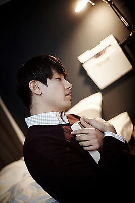 포토 JPG 남자 맨라이프 액자 안기 실내 한명 앉기 상반신 20대 성인 옆모습 한국인 슬픔 고독 남자만 성인남자한명만 국내포토 1 라이프스타일 감정 뷰포인트 모션 사람 동양인 청년 내부 남자한명만 성인남자만 파일형식