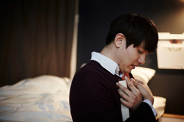 포토 JPG 남자 맨라이프 액자 안기 실내 한명 앉기 상반신 20대 성인 옆모습 한국인 슬픔 고독 남자만 성인남자한명만 국내포토 1 라이프스타일 감정 뷰포인트 모션 사람 동양인 청년 내부 남자한명만 성인남자만 파일형식