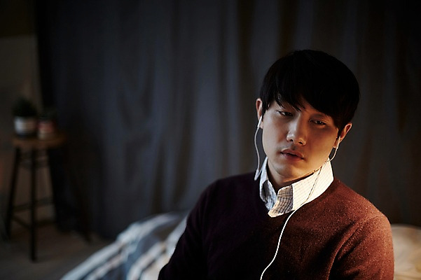 포토 JPG 남자 맨라이프 이어폰 실내 한명 앉기 상반신 20대 성인 앞모습 듣기 한국인 고독 남자만 성인남자한명만 국내포토 1 라이프스타일 감정 뷰포인트 음향기기 모션 사람 동양인 청년 내부 남자한명만 성인남자만 파일형식